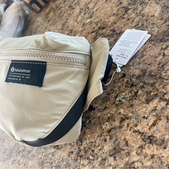 NWT Lululemon Belt Bag , Clean Lines in Trench 2L - Picture 2 of 16